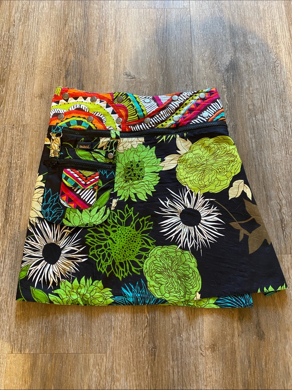 Reversible skirt with adjustable waist sizing